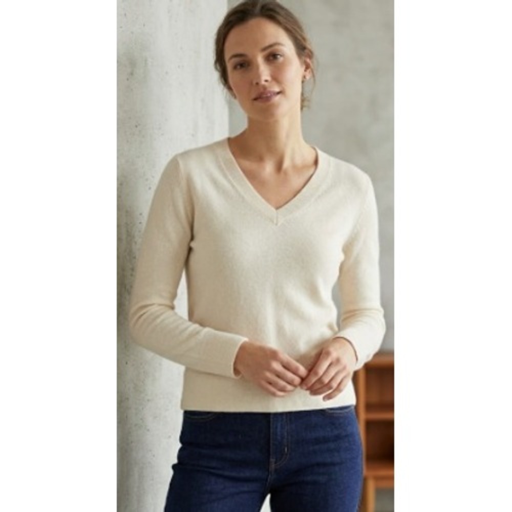United Colors of Benetton 100% Virgin Wool V-Neck Sweater Cream Sz Medium Italy